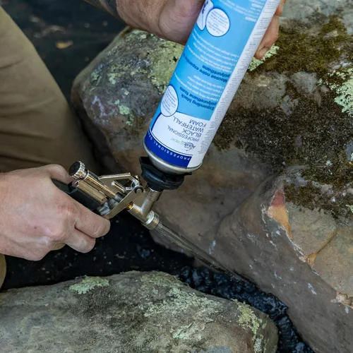 Miniatura 4 de Aquascape Sellador profesional de espuma de cascada negra para arroyos y cascadas, llena huecos entre roca y roca para flujo directo, espuma