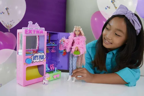 Miniatura 9 de Barbie Juego de moda extra sorpresa con 20 piezas, incluyendo caniche para mascotas, armario y función de botón que dispensa accesorios de moda