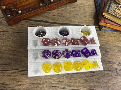 Miniatura 2 de MunnyGrubbers - Estante de exhibición de dados - Dice_Jail - (3 x Juego aleatorio de 7 piezas D20 incluidas) - Exhibe hasta 3 juegos - RPG de mesa