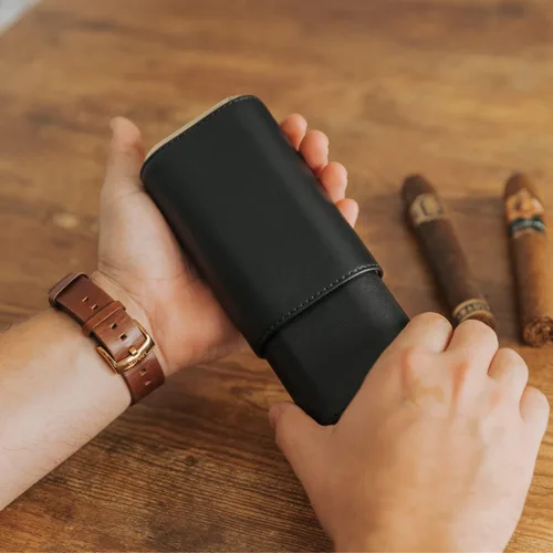 Miniatura 2 de CASE ELEGANCE Funda protectora de viaje premium de 3 puros, cuero negro auténtico de grano superior, forrado de cedro con tapas de metal dorado