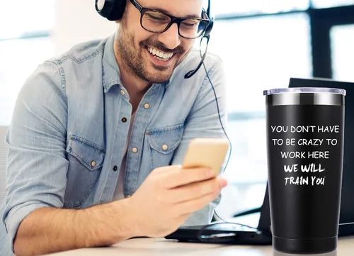 Miniatura 5 de momocici Vaso de 20 onzas con texto en inglés «You Dont Have To Be Crazy To Work Here». Divertidos regalos de oficina para empleados, jefes
