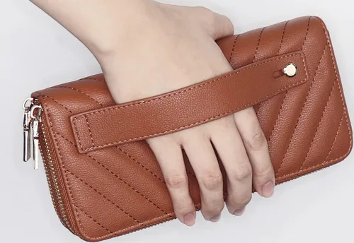 Miniatura 6 de Cartera de piel vegana con doble cremallera y correa de sujeción de mano, Chevron Bordado Marrón