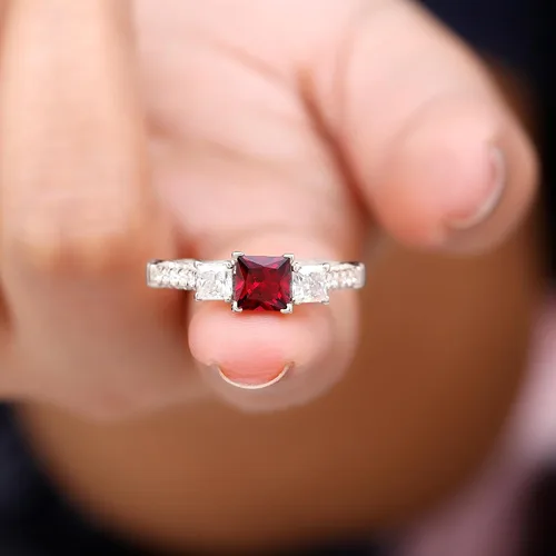 Miniatura 14 de Anillo de compromiso de 3 piedras de moissanita de rubí cultivado en laboratorio, calidad AAA, anillo para el futuro del pasado presente, listo