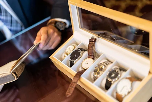 Miniatura 4 de Case Elegance caja organizadora de relojes de madera sólida con visualización superior de vidrio Madera clara