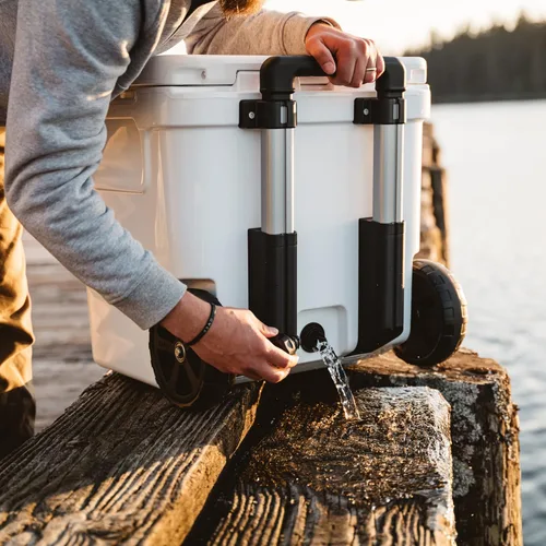 Miniatura 8 de YETI Roadie 48 - Hielera con ruedas y mango retráctil de periscopio Blanco
