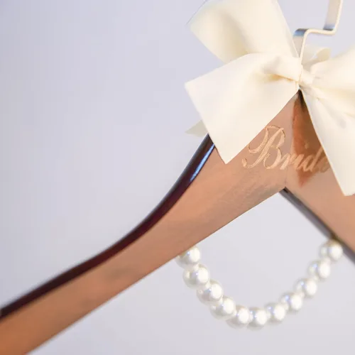 Miniatura 5 de Colgador de vestido de novia para novia, regalo de boda, percha de madera marrón con perlas y lazo para vestidos de novia, regalo de despedida