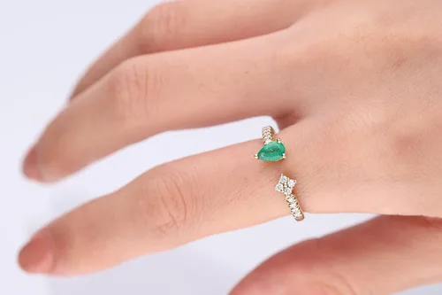 Miniatura 4 de Gin & Grace Anillo de esmeralda natural de Zambia de oro amarillo de 10 quilates con diamantes para mujer. Joyería hecha a mano
