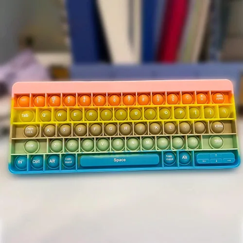 Miniatura 2 de Juguete para apretar, juguetes sensoriales para la ansiedad, burbujas para apretar, forma de teclado color caramelo, juguete de silicona