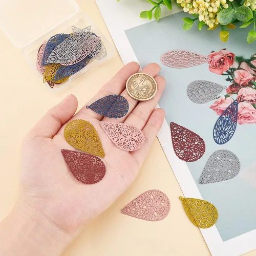 Miniatura 3 de BENECREAT 30 dijes de gota de lágrima para hacer aretes pintados en aerosol con agujero de 0.069 pulgadas, 15 estilos de adornos para hacer joyas