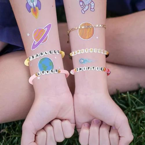 Miniatura 5 de ZHIYUXI - 1500 piezas de cuentas de letras de acrílico para pulseras de la amistad, cuentas de alfabeto para pulseras, collares, fabricación