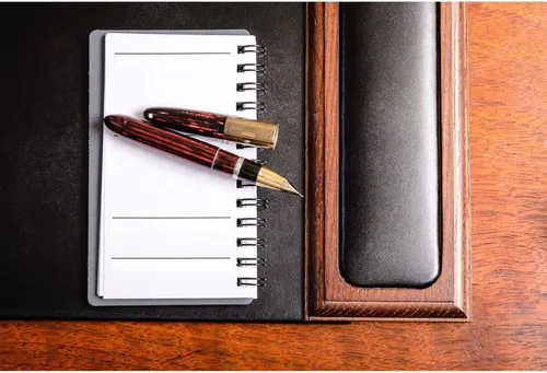 Miniatura 4 de DACASSO Almohadilla de escritorio de madera y cuero con rieles laterales, protector de escritorio de cuero de lujo para escribir, protector nogal