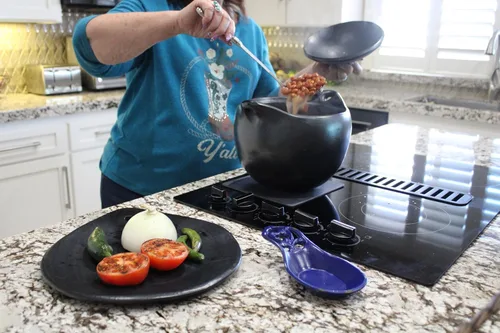 Miniatura 8 de Olla Auténtica Chamba para Sopa y Frijoles - Elegante Olla Holandesa Artesanal de Arcilla Negra con Tapa - Perfecta para Sopas, Frijoles, Caldos