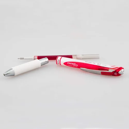 Miniatura 6 de Pluma de tinta de gel Pentel, pluma retráctil de gel perla, (0.7mm) punta media, punta de aguja, tinta roja, paquete de 12 (BLN77PW-B)
