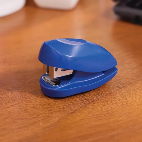 Miniatura 6 de Swingline - Minigrapadora, capacidad para 12 hojas Azul