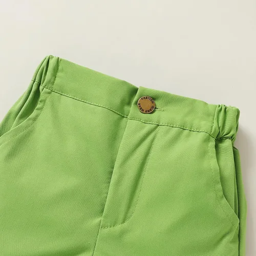 Miniatura 7 de JEELLIGULAR Conjunto de pantalones cortos y camisa con botones y estampado de Papá Noel para niños pequeños