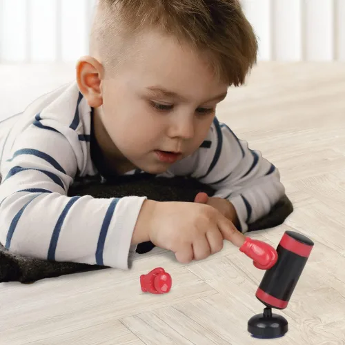 Miniatura 5 de ArtCreativity Juego clásico de saco de boxeo de escritorio para niños y adultos, 2 mini guantes de boxeo, 3 piezas, rojo