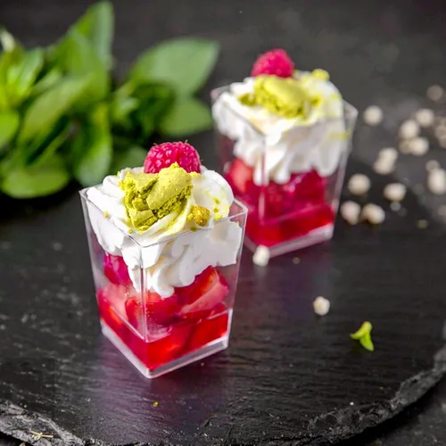 Miniatura 5 de TOFLEN Paquete de 50 tazas de postre de plástico de 5 onzas con tapas para fiestas, mini tazas cuadradas de postre con cucharas para yogur, parfait