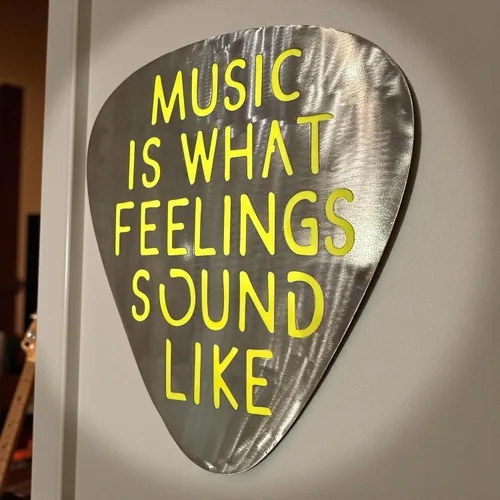 Miniatura 9 de Top Brass Arte de pared jumbo de metal con púa de guitarra de 16 pulgadas, cita "Music Is What Feelings Sound Like", decoración de pared de acero
