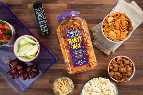 Miniatura 13 de Utz - Mix para fiestas en barril de 737,1 g (26 onzas). La sabrosa mezcla de picadillos incluye tortillas de maíz, tortillas de nachos, pretzels