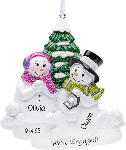 Miniatura 10 de Adorno personalizado de compromiso de nuestra primera Navidad 2026 Anillo de compromiso de diamantes en caja roja para el árbol de Navidad She