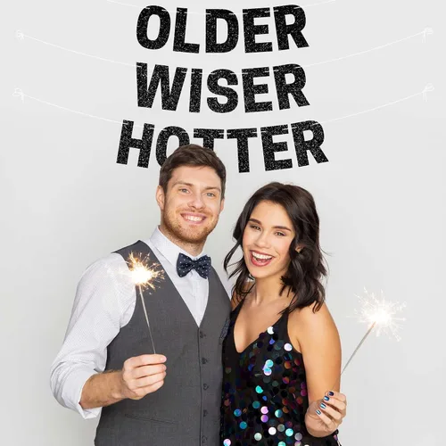 Miniatura 6 de Cartel preencordado de Older Wiser Hotter - No DIY - Cartel negro para fiesta de feliz cumpleaños con purpurina - Guirnalda preencordada en hebras