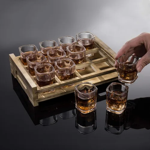 Miniatura 4 de Juego de servicio de vasos de chupito MyGift Incluye 12 vasos de chupito cuadrados y bandeja de servidor ranurada de madera marrón quemada Marrón