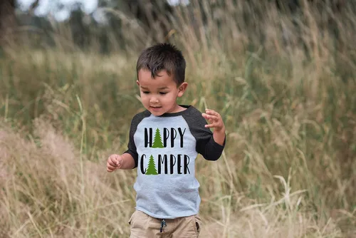 Miniatura 7 de 7 ate 9 Apparel Camiseta de camping Happy Camper para niños al aire libre