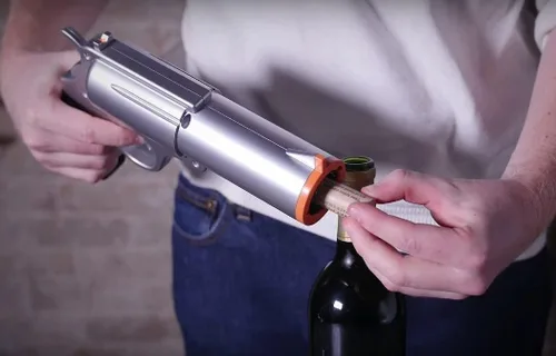 Miniatura 4 de WineOvation Abridor de vino con pistola eléctrica (azul) - Abre tu botella de vino rápidamente y sin complicaciones - El mejor sacacorchos Pistola