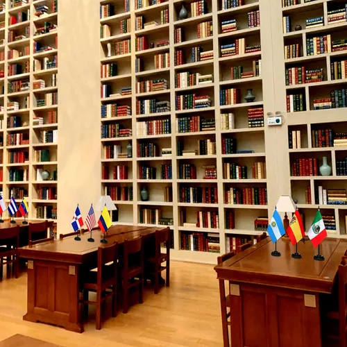 Miniatura 6 de TSMD Juego de banderas de escritorio de habla hispana de 22 países, pequeñas mini banderas latinoamericanas de oficina para decoración del mes