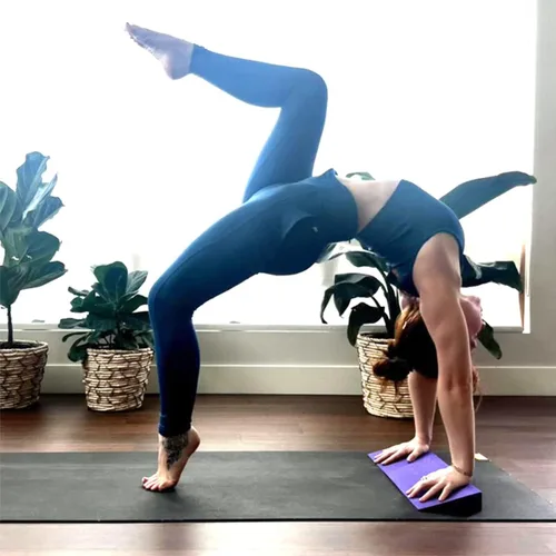 Miniatura 3 de Hugger Mugger Cuña de yoga: elevación suave para muñecas sensibles, duradera y estable, soporta articulaciones, ideal para perros hacia abajo Grafito