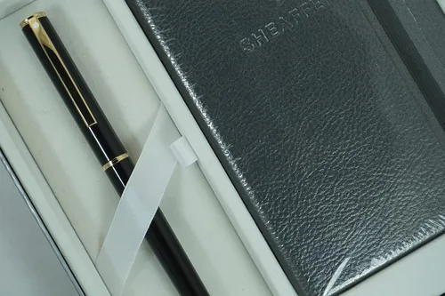 Miniatura 3 de Sheaffer Fabricado en los Estados Unidos, lacado negro con citas de oro de 22 quilates y diario a juego en caja de regalo