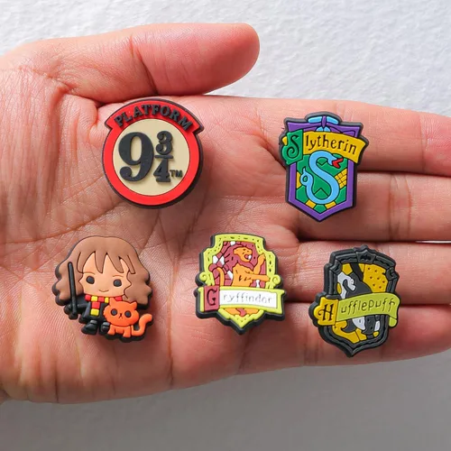 Miniatura 5 de GZLSXCL Lote de 25 pines de Harry para zapatos, dibujos animados geniales para sandalias de cocodrilo y decoración de zapatos, Cloruro