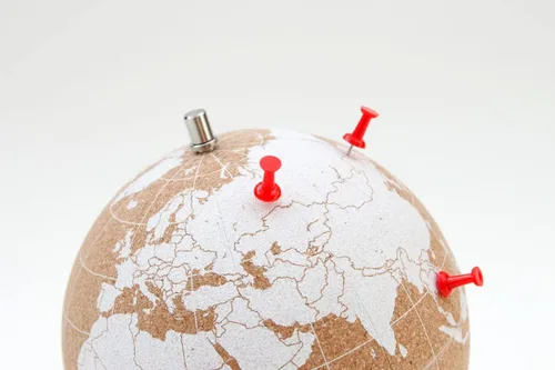 Miniatura 3 de Suck UK Mapa del mundo del globo de corcho con pasadores - Mapa completo del globo del mundo en hermoso corcho mini de 6 pulgadas