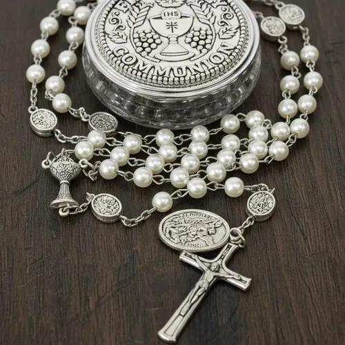 Miniatura 5 de Nazareth Store Collar de rosario de perlas de 0.315 in con medalla de San Miguel y centro de mesa de cáliz Rosarios de la Santa Comunión