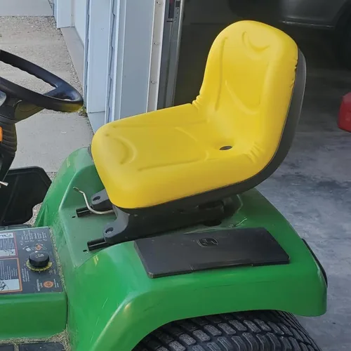 Miniatura 2 de E-AM131531 DirectFit™ Asiento Amarillo para John Deere 325 (N/S 70001>), 335 (N/S 70001>), 345 (N/S 70001>), 355D, GT225, GT235, GT235E, LX255