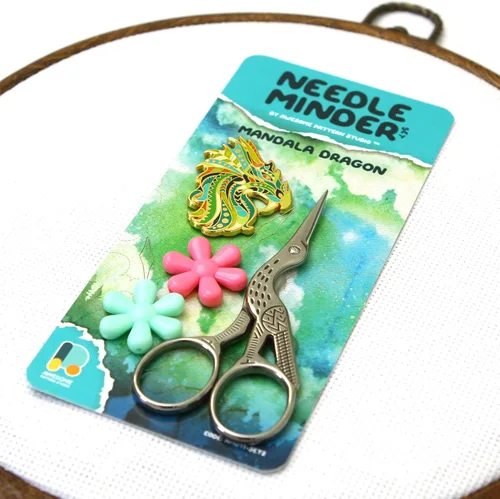 Miniatura 3 de Needle Minder Set – Mandala Dragon Magnetic Needle Minder + 2 enhebradores de agujas + tijeras de grúa. Pin de esmalte para punto de cruz, bordado