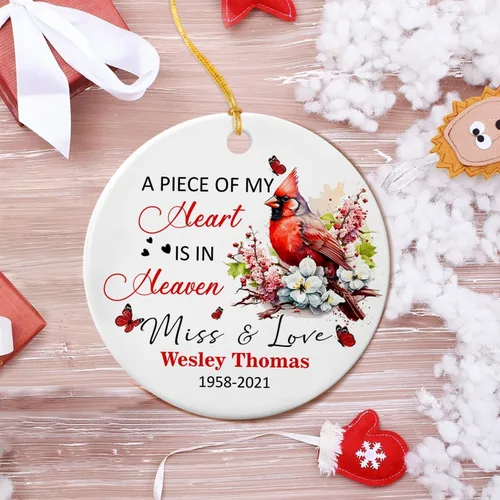 Miniatura 3 de Adorno de cerámica personalizado con texto en inglés "A Piece of My Heart is in Heaven" para Navidad 2026, adorno cardenal rojo conmemorativo