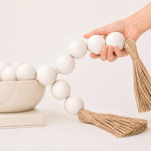 Miniatura 23 de OMISHE Guirnalda de Cuentas de Madera Extra Grande Blanco Rústico con Cuentas de Madera de 1.6" de Diámetro y Borlas, 41" de Largo Cuentas 7 blanco