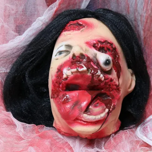 Miniatura 24 de RiceelSor Decoración colgante de cabeza dividida para Halloween, diseño de cadáver sangriento, de terror, de tamaño real, con peluca, disfraz