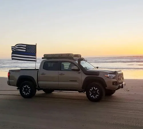 Miniatura 4 de iJDMTOY Kit de soporte de bandera de montaje lateral para carril de caja de camión, compatible con Toyota Tundra Tacoma, también otros camiones