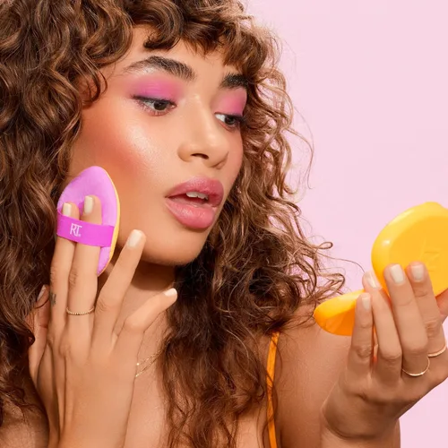 Miniatura 8 de Real Techniques Miracle 2 en 1 borla de polvo + estuche de viaje, borla de mezcla de maquillaje de doble cara, banda elástica, esponja de maquillaje