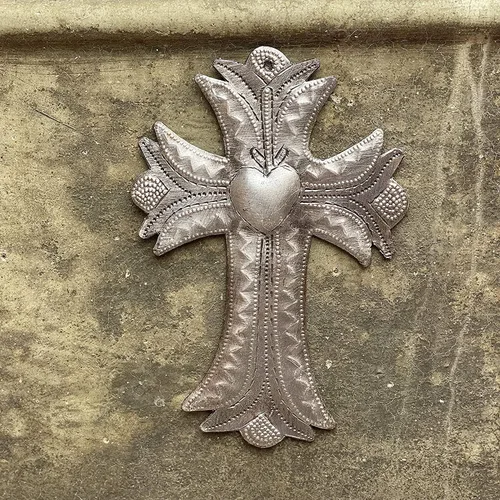 Miniatura 3 de Pequeña cruz con corazón en relieve, hecha a mano en Haití, colección para colgar en la pared, dijes decorativos Milagro de 4 x 6 pulgadas