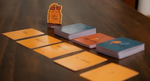 Miniatura 4 de Runaway Parade Games Juego de cartas Smug Owls, un juego de fiesta galardonado divertido y creativo para resolver acertijos para niños y adultos