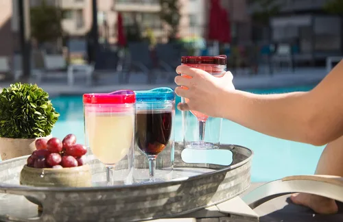 Miniatura 8 de STRATA CUPS Vaso de vino aislado con tapa (juego de 10) calcomanías de nombre – Copas de vino de plástico acrílico para exteriores, vasos de 10
