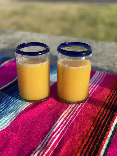 Miniatura 5 de Vasos mexicanos soplados a mano, juego de 6 vasos de jugo con bordes azul cobalto (8 onzas cada uno)