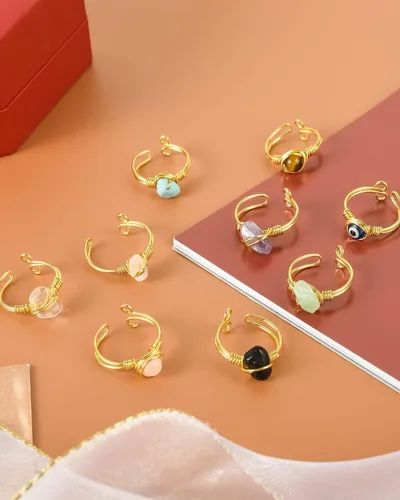 Miniatura 4 de Juego de 9 anillos de cristal curativo, anillos ajustables envueltos en alambre dorado de piedras preciosas irregulares para mujeres y niñas, cristal
