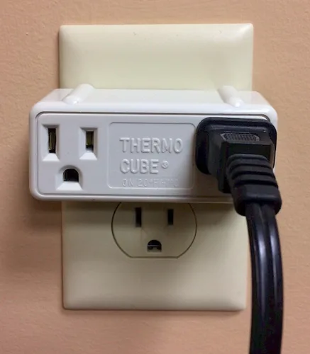 Miniatura 3 de Farm Innovators TC-2 - Cubo térmico para clima frío con toma de control termostático, encendido a 20 grados/apagado a 30 grados Blanco