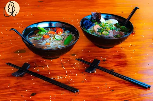 Miniatura 2 de Juego de 4 cuencos de ramen, 12 piezas Pho. Sopa japonesa asiática negra. Utensilio: cucharas y palillos. Melamina. Fideos grandes de 37 oz, arroz