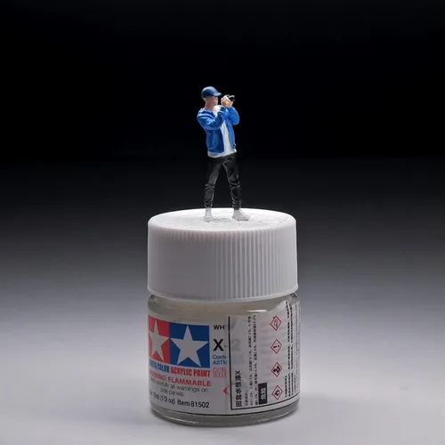 Miniatura 5 de kivcmds Figura Pintada Escala 1:64 Mini Modelo Trenes Arquitectónico Figuras de Personas de Plástico Figura de Niño Fotógrafo Azul de Pie, Adecuado