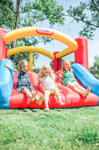 Miniatura 2 de Little Tikes Jump 'n Slide Bouncer Inflable Incluye Soplador de Servicio Pesado con GFCI, Estacas, Parches de Reparación y Bolsa de Almacenamiento